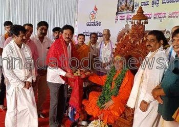 ಭಟ್ಕಳ ತಾಲೂಕಿನ ಕರಿಕಲ್ ಶ್ರೀ ರಾಮ ಧ್ಯಾನ ಮಂದಿರದಲ್ಲಿ ಚಾತುರ್ಮಾಸ್ಯ ವ್ರತಾಚಾರಣೆಯಲ್ಲಿರುವ ಶ್ರೀ ಶ್ರೀ ಶ್ರೀ ಬ್ರಹ್ಮಾನಂದ ಸರಸ್ವತಿ ಸ್ವಾಮೀಜಿಯವರನ್ನು ಬೇಟಿ ಮಾಡಿ ಆಶೀರ್ವಾದ ಪಡೆದ ಶಿರಸಿ-ಸಿದ್ದಾಪುರ ಕ್ಷೇತ್ರದ ಶಾಸಕ ಭೀಮಣ್ಣ ನಾಯ್ಕ