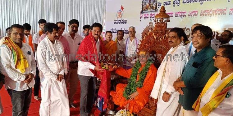 ಭಟ್ಕಳ ತಾಲೂಕಿನ ಕರಿಕಲ್ ಶ್ರೀ ರಾಮ ಧ್ಯಾನ ಮಂದಿರದಲ್ಲಿ ಚಾತುರ್ಮಾಸ್ಯ ವ್ರತಾಚಾರಣೆಯಲ್ಲಿರುವ ಶ್ರೀ ಶ್ರೀ ಶ್ರೀ ಬ್ರಹ್ಮಾನಂದ ಸರಸ್ವತಿ ಸ್ವಾಮೀಜಿಯವರನ್ನು ಬೇಟಿ ಮಾಡಿ ಆಶೀರ್ವಾದ ಪಡೆದ ಶಿರಸಿ-ಸಿದ್ದಾಪುರ ಕ್ಷೇತ್ರದ ಶಾಸಕ ಭೀಮಣ್ಣ ನಾಯ್ಕ