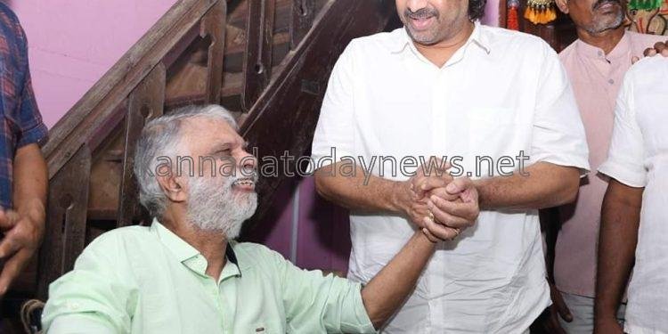 ಭಟ್ಕಳ ತಾಲೂಕ ಪಂಚಾಯತ ನ ಮಾಜಿ ಅಧ್ಯಕ್ಷರಾದ ಶ್ರೀ ಕೆ.ಎನ್ ನಾಯ್ಕ್ ಚಿತ್ರಾಪುರ ಅವರ ನಿವಾಸಕ್ಕೆ ತೆರಳಿ ಯೋಗಕ್ಷೇಮ ವಿಚಾರಿಸಿದ ಶಿಕ್ಷಣ ಸಚಿವ ಮಧು ಬಂಗಾರಪ್ಪ