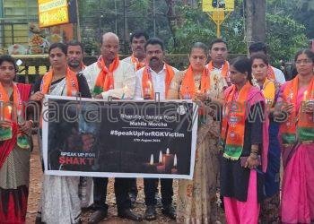 ಉತ್ತರ ಕನ್ನಡ ಜಿಲ್ಲಾ ಬಿಜೆಪಿ ಮಹಿಳಾ ಮೋರ್ಚಾ ಅಧ್ಯಕ್ಷೆ ಶ್ರೀಮತಿ ಶಿವಾನಿ ಶಾಂತರಾಮ ನೇತೃತ್ವದಲ್ಲಿ ಪಶ್ಚಿಮಬಂಗಾಳದ ವೈದ್ಯಕೀಯ ವಿದ್ಯಾರ್ಥಿನಿಯ ಹತ್ಯೆ ಖಂಡಿಸಿ ಭಟ್ಕಳದ ಲ್ಲಿ ಪ್ರತಿಭಟನೆ