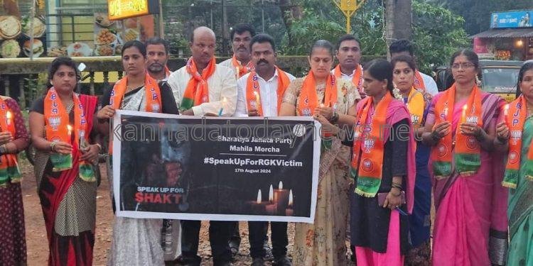 ಉತ್ತರ ಕನ್ನಡ ಜಿಲ್ಲಾ ಬಿಜೆಪಿ ಮಹಿಳಾ ಮೋರ್ಚಾ ಅಧ್ಯಕ್ಷೆ ಶ್ರೀಮತಿ ಶಿವಾನಿ ಶಾಂತರಾಮ ನೇತೃತ್ವದಲ್ಲಿ ಪಶ್ಚಿಮಬಂಗಾಳದ ವೈದ್ಯಕೀಯ ವಿದ್ಯಾರ್ಥಿನಿಯ ಹತ್ಯೆ ಖಂಡಿಸಿ ಭಟ್ಕಳದ ಲ್ಲಿ ಪ್ರತಿಭಟನೆ