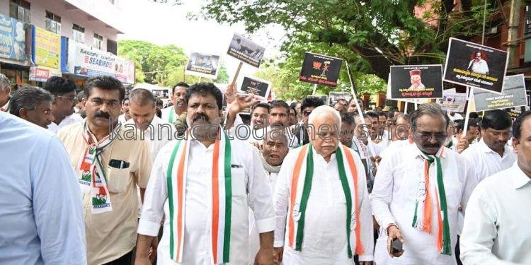 ರಾಜ್ಯಪಾಲರು ಮುಖ್ಯಮಂತ್ರಿ ಸಿದ್ದರಾಮಯ್ಯ ವಿರುದ್ಧ ಪ್ರಾಸಿಕ್ಯೂಷನ್ ಗೆ ಅನುಮತಿ ನೀಡಿರುವುದನ್ನು ಖಂಡಿಸಿ ಉತ್ತರ ಕನ್ನಡ ಜಿಲ್ಲಾ ಕಾಂಗ್ರೆಸ್ ಸಮಿತಿ ನೇತೃತ್ವದಲ್ಲಿ ಕಾರವಾರದಲ್ಲಿ ಬ್ರಹತ ಪ್ರತಿಭಟನೆ