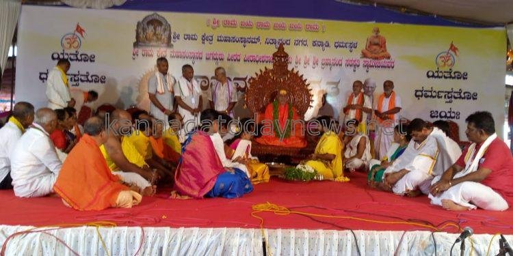 ಶ್ರೀ ಶ್ರೀ ಶ್ರೀ ಪರಮ ಪೂಜ್ಯ ಬ್ರಹ್ಮಾನಂದ ಸರಸ್ವತಿ ಸ್ವಾಮೀಜಿಯವರ 12ನೇ ದಿನದ ಚಾತುರ್ಮಾಸ್ಯ ವ್ರತಾಚಾರಣೆ ಕಾರ್ಯಕ್ರಮದಲ್ಲಿ ಕುಮಟಾ ತಾಲೂಕು ನಾಮಧಾರಿ ಸಂಘ ಮತ್ತು ಶ್ರೀರಾಮ ಕ್ಷೇತ್ರ ಸೇವಾ ಸಮಿತಿ ವತಿಯಿಂದ ಶ್ರೀಗಳ ಪಾದ ಪೂಜೆ