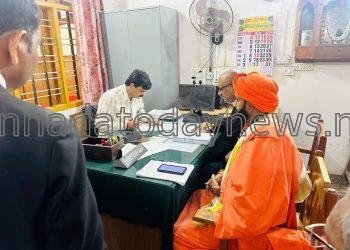 ಅಂಕೋಲಾ ಮಾನ್ಯ JMFC ನ್ಯಾಯಾಲಯದಿಂದ ತಾಲೂಕಿನ ಶಿರೂರು ಗುಡ್ಡ ಕುಸಿದ ಘಟನೆಯಲ್ಲಿ IRB ಕಂಪನಿಯ ವಿರುದ್ಧ ಶ್ರೀ ಶ್ರೀ ಪ್ರಣವಾನಂದ ಸ್ವಾಮೀಜಿ ನೀಡಿದ ಖಾಸಗಿ ದೂರಿನ ಮೇಲೆ IRB ಕಂಪನಿಯ ವ್ಯವಸ್ಥಾಪಕ ನಿರ್ದೇಶಕ ಸೇರಿ 8 ಮಂದಿ ಮೇಲೆ ಪ್ರಕರಣ ದಾಖಲು ಮಾಡುವಂತೆ ಮಹತ್ವದ ಆದೇಶ*