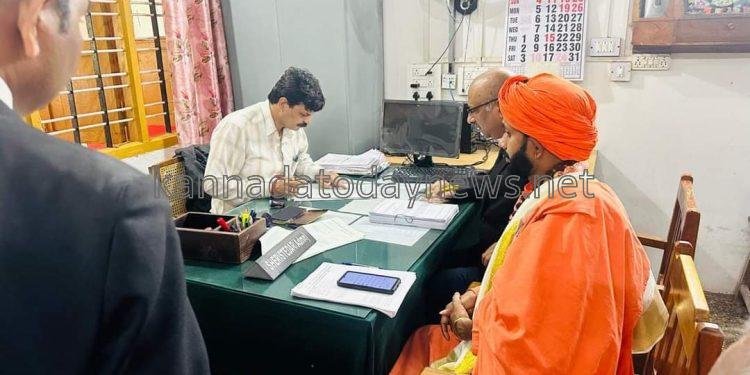 ಅಂಕೋಲಾ ಮಾನ್ಯ JMFC ನ್ಯಾಯಾಲಯದಿಂದ ತಾಲೂಕಿನ ಶಿರೂರು ಗುಡ್ಡ ಕುಸಿದ ಘಟನೆಯಲ್ಲಿ IRB ಕಂಪನಿಯ ವಿರುದ್ಧ ಶ್ರೀ ಶ್ರೀ ಪ್ರಣವಾನಂದ ಸ್ವಾಮೀಜಿ ನೀಡಿದ ಖಾಸಗಿ ದೂರಿನ ಮೇಲೆ IRB ಕಂಪನಿಯ ವ್ಯವಸ್ಥಾಪಕ ನಿರ್ದೇಶಕ ಸೇರಿ 8 ಮಂದಿ ಮೇಲೆ ಪ್ರಕರಣ ದಾಖಲು ಮಾಡುವಂತೆ ಮಹತ್ವದ ಆದೇಶ*