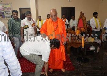 ಭಟ್ಕಳ ತಾಲೂಕಿನ ಕರಿಕಲ್ ಶ್ರೀ ರಾಮ ಧ್ಯಾನ ಮಂದಿರದಲ್ಲಿ ಚಾತುರ್ಮಾಸ್ಯ ವ್ರತಾಚಾರಣೆಯಲ್ಲಿರುವ ಶ್ರೀ ಶ್ರೀ ಶ್ರೀ ಬ್ರಹ್ಮಾನಂದ ಸರಸ್ವತಿ ಸ್ವಾಮೀಜಿಯವರನ್ನು ಬೇಟಿ ಮಾಡಿ ಆಶೀರ್ವಾದ ಪಡೆದ ಸಚಿವ ಮಧು ಬಂಗಾರಪ್ಪ