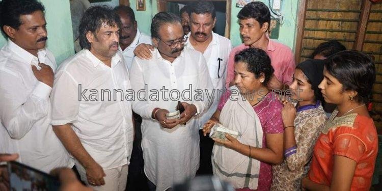 ಅಂಕೋಲಾ ತಾಲೂಕಿನ ಶಿರೂರು ರಾಷ್ಟ್ರೀಯ ಹೆದ್ದಾರಿ ಸಮೀಪ ಗುಡ್ಡ ಕುಸಿತದಿಂದ ನಾಪತ್ತೆಯಾದ ಜಗನ್ನಾಥ ನಾಯ್ಕ ಮನೆಗೆ ಭೇಟಿ ನೀಡಿ ಆವರ ಕುಟುಂಬಕ್ಕೆ ವಯಕ್ತಿಕ ಆರ್ಥಿಕ ಸಹಾಯ ನೀಡಿದ ಸಚಿವ ಮಧು ಬಂಗಾರಪ್ಪ