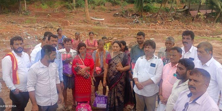 ಅಂಕೋಲಾದ ಶಿರೂರು ಗುಡ್ಡ ಕುಸಿತ ಸಂತ್ರಸ್ತರಿಗೆ ಸಿಗಂದೂರು ದೇವಸ್ಥಾನದಿಂದ ಆಹಾರ ಕಿಟ್ ಮತ್ತು ಸಹಾಯ ಧನ ವಿತರಣೆ.