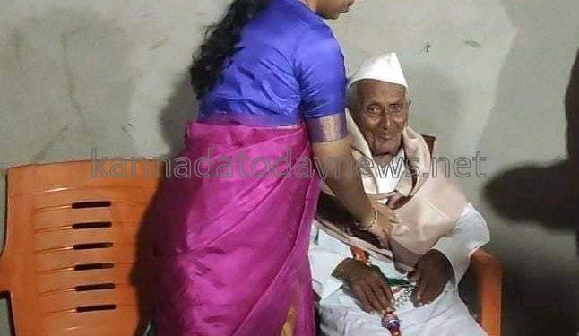 ಹಳಿಯಾಳದಲ್ಲಿ 96 ವರ್ಷದ ಹಿರಿಯ ಸ್ವಾತಂತ್ರ್ಯ ಹೋರಾಟಗಾರ ಮುಂಗೇಶ ಕೃಷ್ಣ ಪಾಟೀಲಗೆ ಉತ್ತರ ಕನ್ನಡ ಜಿಲ್ಲಾಧಿಕಾರಿ ಯಿಂದ ಸನ್ಮಾನ