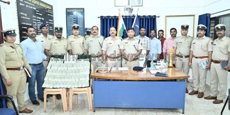 ಬಂಗಾರ ನೀಡುವುದಾಗಿ ಹೇಳಿ ಕರೆದು ಮೋಸ ಮಾಡಿ ದರೋಡೆ :ಆರೋಪಿ ಸಹಿತ ಹಣ ಜಪ್ತು ಮಾಡಿಕೊಂಡ ಬನವಾಸಿ ಠಾಣೆ ಪೊಲೀಸರು