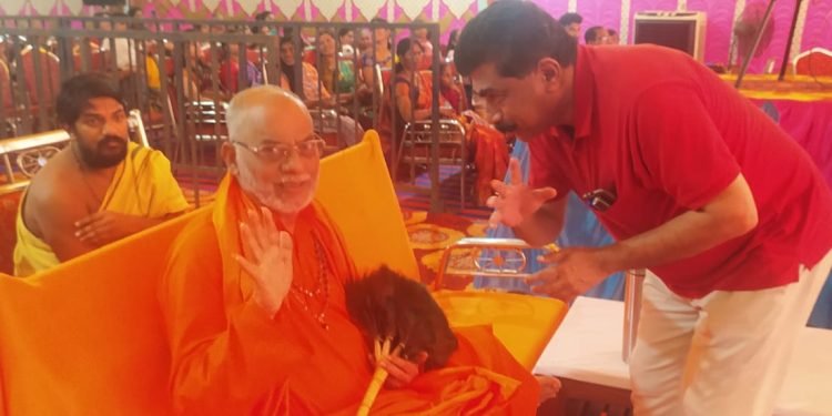 ಭಟ್ಕಳ ತಾಲೂಕಿನ ಕರಿಕಲ್ ಶ್ರೀ ರಾಮ ಧ್ಯಾನ ಮಂದಿರದಲ್ಲಿ ಚಾತುರ್ಮಾಸ್ಯ ವ್ರತಾಚಾರಣೆಯಲ್ಲಿರುವ ಶ್ರೀ ಶ್ರೀ ಶ್ರೀ ಬ್ರಹ್ಮಾನಂದ ಸರಸ್ವತಿ ಸ್ವಾಮೀಜಿಯವರನ್ನು ಬೇಟಿ ಮಾಡಿ ಆಶೀರ್ವಾದ ಪಡೆದ ರಾಜ್ಯ ಅರಣ್ಯ ಭೂಮಿ ಹಕ್ಕು ಹೋರಾಟಗಾರರ ವೇದಿಕೆಯ ರಾಜ್ಯ ಅಧ್ಯಕ್ಷ , ನ್ಯಾಯವಾದಿ ರವೀಂದ್ರ ನಾಯ್ಕ