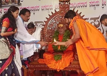 ಭಟ್ಕಳ ತಾಲೂಕಿನ ಕರಿಕಲ್ ಶ್ರೀ ರಾಮ ಧ್ಯಾನ ಮಂದಿರದಲ್ಲಿ ಚಾತುರ್ಮಾಸ್ಯ ವ್ರತಾಚಾರಣೆಯಲ್ಲಿರುವ ಶ್ರೀ ಶ್ರೀ ಶ್ರೀ ಬ್ರಹ್ಮಾನಂದ ಸರಸ್ವತಿ ಸ್ವಾಮೀಜಿಯವರನ್ನು ಬೇಟಿ ಮಾಡಿ ಶ್ರೀ ಗಳ ಪಾದ ಪೂಜೆ ನೆರವೇರಿಸಿ ಆಶೀರ್ವಾದ ಪಡೆದ ಹೈಕೋರ್ಟ್ ವಕೀಲ , ಜೆಡಿಎಸ್ ಮುಖಂಡ ನಾಗೇಂದ್ರ ನಾಯ್ಕ