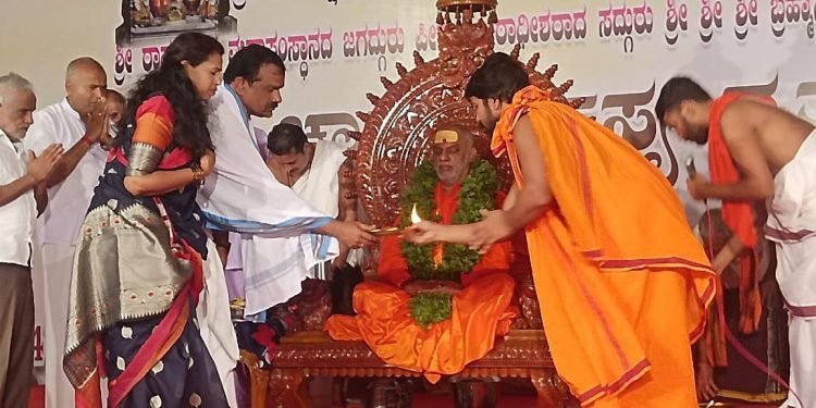 ಭಟ್ಕಳ ತಾಲೂಕಿನ ಕರಿಕಲ್ ಶ್ರೀ ರಾಮ ಧ್ಯಾನ ಮಂದಿರದಲ್ಲಿ ಚಾತುರ್ಮಾಸ್ಯ ವ್ರತಾಚಾರಣೆಯಲ್ಲಿರುವ ಶ್ರೀ ಶ್ರೀ ಶ್ರೀ ಬ್ರಹ್ಮಾನಂದ ಸರಸ್ವತಿ ಸ್ವಾಮೀಜಿಯವರನ್ನು ಬೇಟಿ ಮಾಡಿ ಶ್ರೀ ಗಳ ಪಾದ ಪೂಜೆ ನೆರವೇರಿಸಿ ಆಶೀರ್ವಾದ ಪಡೆದ ಹೈಕೋರ್ಟ್ ವಕೀಲ , ಜೆಡಿಎಸ್ ಮುಖಂಡ ನಾಗೇಂದ್ರ ನಾಯ್ಕ