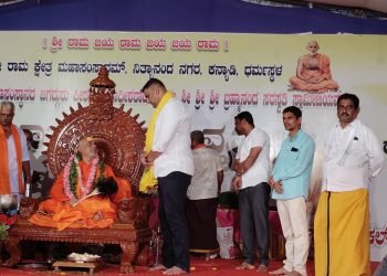 ಭಟ್ಕಳ ತಾಲೂಕಿನ ಕರಿಕಲ್ ಶ್ರೀ ರಾಮ ಧ್ಯಾನ ಮಂದಿರದಲ್ಲಿ ಚಾತುರ್ಮಾಸ್ಯ ವ್ರತಾಚಾರಣೆಯಲ್ಲಿರುವ ಶ್ರೀ ಶ್ರೀ ಶ್ರೀ ಬ್ರಹ್ಮಾನಂದ ಸರಸ್ವತಿ ಸ್ವಾಮೀಜಿಯವರನ್ನು ಬೇಟಿ ಮಾಡಿ ಶ್ರೀ ಗಳ ಆಶೀರ್ವಾದ ಪಡೆದ ಬಿಜೆಪಿ ಮುಖಂಡ ,ಭಟ್ಕಳದ ಮಾಜಿ ಶಾಸಕ ಸುನೀಲ್ ನಾಯ್ಕ