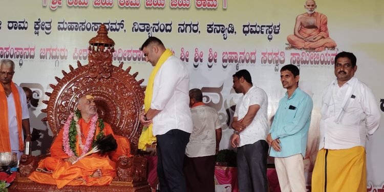 ಭಟ್ಕಳ ತಾಲೂಕಿನ ಕರಿಕಲ್ ಶ್ರೀ ರಾಮ ಧ್ಯಾನ ಮಂದಿರದಲ್ಲಿ ಚಾತುರ್ಮಾಸ್ಯ ವ್ರತಾಚಾರಣೆಯಲ್ಲಿರುವ ಶ್ರೀ ಶ್ರೀ ಶ್ರೀ ಬ್ರಹ್ಮಾನಂದ ಸರಸ್ವತಿ ಸ್ವಾಮೀಜಿಯವರನ್ನು ಬೇಟಿ ಮಾಡಿ ಶ್ರೀ ಗಳ ಆಶೀರ್ವಾದ ಪಡೆದ ಬಿಜೆಪಿ ಮುಖಂಡ ,ಭಟ್ಕಳದ ಮಾಜಿ ಶಾಸಕ ಸುನೀಲ್ ನಾಯ್ಕ
