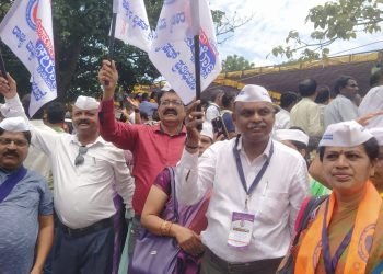 ಬಡ್ತಿ, ವರ್ಗಾವಣೆ ಹಾಗೂ ಸೇವಾ ಜ್ಯೇಷ್ಠತೆಯಲ್ಲಿ ಆಗಿರುವ ಅನ್ಯಾಯ ಸರಿಪಡಿಸುವಂತೆ ಆಗ್ರಹಿಸಿ ಕರ್ನಾಟಕ ರಾಜ್ಯ ಪ್ರಾಥಮಿಕ ಶಾಲಾ ಶಿಕ್ಷಕರ ಸಂಘದಿಂದ ಬೆಂಗಳೂರು ಫ್ರೀಡಂ ಪಾರ್ಕ್ ನಲ್ಲಿ ಬ್ರಹತ ಪ್ರತಿಭಟನೆ