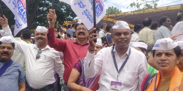 ಬಡ್ತಿ, ವರ್ಗಾವಣೆ ಹಾಗೂ ಸೇವಾ ಜ್ಯೇಷ್ಠತೆಯಲ್ಲಿ ಆಗಿರುವ ಅನ್ಯಾಯ ಸರಿಪಡಿಸುವಂತೆ ಆಗ್ರಹಿಸಿ ಕರ್ನಾಟಕ ರಾಜ್ಯ ಪ್ರಾಥಮಿಕ ಶಾಲಾ ಶಿಕ್ಷಕರ ಸಂಘದಿಂದ ಬೆಂಗಳೂರು ಫ್ರೀಡಂ ಪಾರ್ಕ್ ನಲ್ಲಿ ಬ್ರಹತ ಪ್ರತಿಭಟನೆ