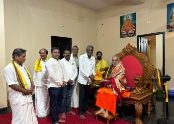 ಭಟ್ಕಳ ತಾಲೂಕಿನ ಕರಿಕಲ್ ಶ್ರೀ ರಾಮ ಧ್ಯಾನ ಮಂದಿರದಲ್ಲಿ ಚಾತುರ್ಮಾಸ್ಯ ವ್ರತಾಚಾರಣೆಯಲ್ಲಿರುವ ಶ್ರೀ ಶ್ರೀ ಶ್ರೀ ಬ್ರಹ್ಮಾನಂದ ಸರಸ್ವತಿ ಸ್ವಾಮೀಜಿಯವರನ್ನು ಬೇಟಿ ಮಾಡಿ ಶ್ರೀ ಗಳ ಆಶೀರ್ವಾದ ಪಡೆದ ಉಡುಪಿ ಸಂಸದ, ಮಾಜಿ ಸಚಿವ ಕೋಟ ಶ್ರೀನಿವಾಸ ಪೂಜಾರಿ