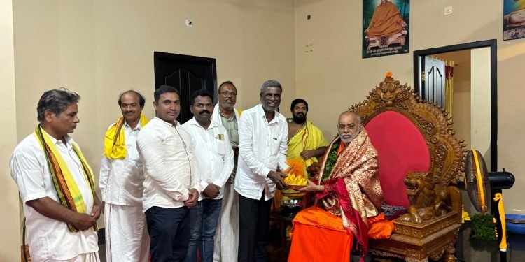 ಭಟ್ಕಳ ತಾಲೂಕಿನ ಕರಿಕಲ್ ಶ್ರೀ ರಾಮ ಧ್ಯಾನ ಮಂದಿರದಲ್ಲಿ ಚಾತುರ್ಮಾಸ್ಯ ವ್ರತಾಚಾರಣೆಯಲ್ಲಿರುವ ಶ್ರೀ ಶ್ರೀ ಶ್ರೀ ಬ್ರಹ್ಮಾನಂದ ಸರಸ್ವತಿ ಸ್ವಾಮೀಜಿಯವರನ್ನು ಬೇಟಿ ಮಾಡಿ ಶ್ರೀ ಗಳ ಆಶೀರ್ವಾದ ಪಡೆದ ಉಡುಪಿ ಸಂಸದ, ಮಾಜಿ ಸಚಿವ ಕೋಟ ಶ್ರೀನಿವಾಸ ಪೂಜಾರಿ