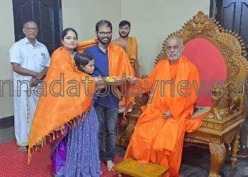 ಭಟ್ಕಳ್ದಲ್ಲಿ ಚಾತುರ್ಮಾಸ್ಯ ವ್ರತಾಚಾರಣೆಯಲ್ಲಿರುವ ಶ್ರೀ ಶ್ರೀ ಶ್ರೀ ಬ್ರಹ್ಮಾನಂದ ಸರಸ್ವತಿ ಸ್ವಾಮೀಜಿಯವರನ್ನು ಬೇಟಿ ಮಾಡಿ ಶ್ರೀ ಗಳ ಆಶೀರ್ವಾದ ಪಡೆದ ಭಟ್ಕಳ ಸರ್ಕಾರಿ ಆಸ್ಪತ್ರೆಯ ಖ್ಯಾತ ವೈದ್ಯರಾದ ಡಾ. ಲಕ್ಷ್ಮೀಶ್ ನಾಯ್ಕ ದಂಪತಿಗಳು