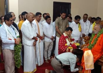 ಭಟ್ಕಳದಲ್ಲಿ ಚಾತುರ್ಮಾಸ್ಯ ವೃತಾಚರಣೆಯಲ್ಲಿರುವ ಧರ್ಮಸ್ಥಳದ ಕನ್ಯಾಡಿ ಶ್ರೀ ರಾಮ ಕ್ಷೇತ್ರ ಮಹಾಸಂಸ್ಥಾನದ ಜಗದ್ಗುರು ಪೀಠದ ಪೀಠಧೀಶರಾದ ಶ್ರೀ ಶ್ರೀ ಶ್ರೀ ಬ್ರಹ್ಮಾನಂದ ಸರಸ್ವತಿ ಸ್ವಾಮೀಜಿಯವರ ಆಶೀರ್ವಾದ ಪಡೆದ ದಕ್ಷಿಣ ಕನ್ನಡ ಸಂಸದ ಕ್ಯಾಪ್ಟನ್ ಬ್ರಿಜೇಶ್ ಚೌಟ