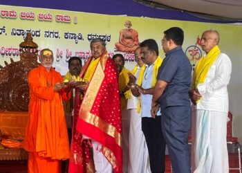 ಭಟ್ಕಳದಲ್ಲಿ ಚಾತುರ್ಮಾಸ್ಯ ವೃತಾಚರಣೆಯಲ್ಲಿರುವ ಧರ್ಮಸ್ಥಳದ ಕನ್ಯಾಡಿ ಶ್ರೀ ರಾಮ ಕ್ಷೇತ್ರ ಮಹಾಸಂಸ್ಥಾನದ ಜಗದ್ಗುರು ಪೀಠದ ಪೀಠಧೀಶರಾದ ಶ್ರೀ ಶ್ರೀ ಶ್ರೀ ಬ್ರಹ್ಮಾನಂದ ಸರಸ್ವತಿ ಸ್ವಾಮೀಜಿಯವರ ಆಶೀರ್ವಾದ ಪಡೆದ ವಿಧಾನ ಪರಿಷತ್ ಸದಸ್ಯ, ಕಾಂಗ್ರೆಸ್ ಮುಖಂಡ ಬಿ.ಕೆ.ಹರಿಪ್ರಸಾದ್