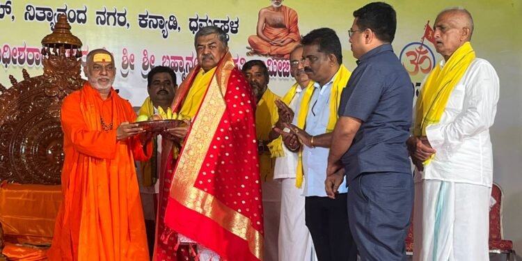 ಭಟ್ಕಳದಲ್ಲಿ ಚಾತುರ್ಮಾಸ್ಯ ವೃತಾಚರಣೆಯಲ್ಲಿರುವ ಧರ್ಮಸ್ಥಳದ ಕನ್ಯಾಡಿ ಶ್ರೀ ರಾಮ ಕ್ಷೇತ್ರ ಮಹಾಸಂಸ್ಥಾನದ ಜಗದ್ಗುರು ಪೀಠದ ಪೀಠಧೀಶರಾದ ಶ್ರೀ ಶ್ರೀ ಶ್ರೀ ಬ್ರಹ್ಮಾನಂದ ಸರಸ್ವತಿ ಸ್ವಾಮೀಜಿಯವರ ಆಶೀರ್ವಾದ ಪಡೆದ ವಿಧಾನ ಪರಿಷತ್ ಸದಸ್ಯ, ಕಾಂಗ್ರೆಸ್ ಮುಖಂಡ ಬಿ.ಕೆ.ಹರಿಪ್ರಸಾದ್