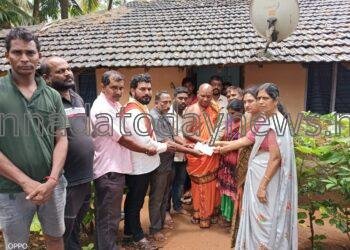 ಶ್ರೀ ಅರುಣಾನಂದ ಸ್ವಾಮಿಜೀ ಅವರಿಂದ ಅಂಕೊಲಾದ ಶಿರೂರು ದುರಂತದಲ್ಲಿ ಸಾವು ನೋವು ಸಂಭವಿಸಿ ನೊಂದ ಕುಟುಂಬಗಳಿಗೆ ಹಣಕಾಸು ನೆರವು