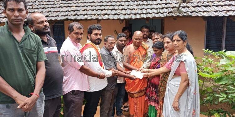 ಶ್ರೀ ಅರುಣಾನಂದ ಸ್ವಾಮಿಜೀ ಅವರಿಂದ ಅಂಕೊಲಾದ ಶಿರೂರು ದುರಂತದಲ್ಲಿ ಸಾವು ನೋವು ಸಂಭವಿಸಿ ನೊಂದ ಕುಟುಂಬಗಳಿಗೆ ಹಣಕಾಸು ನೆರವು