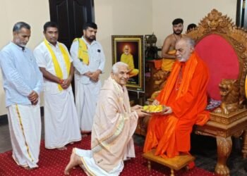 ಭಟ್ಕಳದಲ್ಲಿ ಚಾತುರ್ಮಾಸ್ಯ ವೃತಾಚರಣೆಯಲ್ಲಿರುವ ಧರ್ಮಸ್ಥಳದ ಕನ್ಯಾಡಿ ಶ್ರೀ ರಾಮ ಕ್ಷೇತ್ರ ಮಹಾಸಂಸ್ಥಾನದ ಜಗದ್ಗುರು ಪೀಠದ ಪೀಠಧೀಶರಾದ ಶ್ರೀ ಶ್ರೀ ಶ್ರೀ ಬ್ರಹ್ಮಾನಂದ ಸರಸ್ವತಿ ಸ್ವಾಮೀಜಿಯವರ ಆಶೀರ್ವಾದ ಪಡೆದ ಆರ. ಎಸ್ .ಎಸ್ ನ ಹಿರಿಯ ಮುಖಂಡರಾದ ಶ್ರೀ ಕಲ್ಲಡ್ಕ ಪ್ರಭಾಕರ ಭಟ್ಟರು