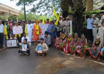 ಅಂಕೋಲದ ಶಿರೂರು ಗುಡ್ಡ ಕುಸಿತ ದುರಂತಕ್ಕೆ ಕಾರಣರಾದವರಿಗೆ ಶಿಕ್ಷೆ ವಿಧಿಸಬೇಕು ಮತ್ತು ಸಂತ್ರಸ್ತರಿಗೆ ಯೋಗ್ಯ ಪರಿಹಾರಕ್ಕೆ ಆಗ್ರಹಿಸಿ ಈಡಿಗ ಮಹಾಮಂಡಳಿಯ ಅಧ್ಯಕ್ಷ ಪ್ರಣವಾನಂದ ಸ್ವಾಮೀಜಿ ಅವರಿಂದ ಪ್ರತಿಭಟನೆ