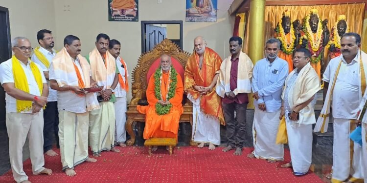 ಭಟ್ಕಳದಲ್ಲಿ ಚಾತುರ್ಮಾಸ್ಯ ವೃತಾಚರಣೆಯಲ್ಲಿರುವ ಧರ್ಮಸ್ಥಳದ ಕನ್ಯಾಡಿ ಶ್ರೀ ರಾಮ ಕ್ಷೇತ್ರ ಮಹಾಸಂಸ್ಥಾನದ ಜಗದ್ಗುರು ಪೀಠದ ಪೀಠಧೀಶರಾದ ಶ್ರೀ ಶ್ರೀ ಶ್ರೀ ಬ್ರಹ್ಮಾನಂದ ಸರಸ್ವತಿ ಸ್ವಾಮೀಜಿಯವರ ಆಶೀರ್ವಾದ ಪಡೆದ ಮಾಜಿ ಸಚಿವ, ಕೆ.ಡಿ.ಸಿ.ಸಿ ಬ್ಯಾಂಕ್ ಅಧ್ಯಕ್ಷ, ಯಲ್ಲಾಪುರ ಶಾಸಕ ಶಿವರಾಮ್ ಹೆಬ್ಬಾರ