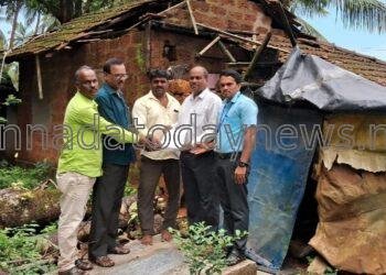 ಭಾರಿ ಗಾಳಿಮಳೆಯ ಪರಿಣಾಮ ಮುಂಡಳ್ಳಿ ಯ ಆಶಾ ಶ್ರೀಧರ ಮೋಗೆರ ರವರ ಮನೆ ಮತ್ತು ದೋಣಿಯ ಮೇಲೆ ಮರ ಬಿದ್ದು ಹಾನಿ- ಎಸ್.ಕೆ.ಡಿ.ಆರ್.ಪಿ (ರಿ) ಅವರಿಂದ ಆರ್ಥಿಕ ಧನ ಸಹಾಯ