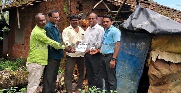 ಭಾರಿ ಗಾಳಿಮಳೆಯ ಪರಿಣಾಮ ಮುಂಡಳ್ಳಿ ಯ ಆಶಾ ಶ್ರೀಧರ ಮೋಗೆರ ರವರ ಮನೆ ಮತ್ತು ದೋಣಿಯ ಮೇಲೆ ಮರ ಬಿದ್ದು ಹಾನಿ- ಎಸ್.ಕೆ.ಡಿ.ಆರ್.ಪಿ (ರಿ) ಅವರಿಂದ ಆರ್ಥಿಕ ಧನ ಸಹಾಯ