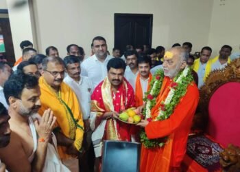 ಭಟ್ಕಳದಲ್ಲಿ ಚಾತುರ್ಮಾಸ್ಯ ವೃತಾಚರಣೆಯಲ್ಲಿರುವ ಧರ್ಮಸ್ಥಳದ ಕನ್ಯಾಡಿ ಶ್ರೀ ರಾಮ ಕ್ಷೇತ್ರ ಮಹಾಸಂಸ್ಥಾನದ ಜಗದ್ಗುರು ಪೀಠದ ಪೀಠಧೀಶರಾದ ಶ್ರೀ ಶ್ರೀ ಶ್ರೀ ಬ್ರಹ್ಮಾನಂದ ಸರಸ್ವತಿ ಸ್ವಾಮೀಜಿಯವರ ಆಶೀರ್ವಾದ ಪಡೆದ ಶಿವಮೊಗ್ಗ ಸಂಸದ ಬಿ.ವೈ.ರಾಘವೇಂದ್ರ