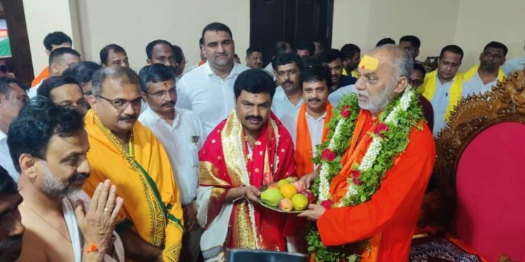 ಭಟ್ಕಳದಲ್ಲಿ ಚಾತುರ್ಮಾಸ್ಯ ವೃತಾಚರಣೆಯಲ್ಲಿರುವ ಧರ್ಮಸ್ಥಳದ ಕನ್ಯಾಡಿ ಶ್ರೀ ರಾಮ ಕ್ಷೇತ್ರ ಮಹಾಸಂಸ್ಥಾನದ ಜಗದ್ಗುರು ಪೀಠದ ಪೀಠಧೀಶರಾದ ಶ್ರೀ ಶ್ರೀ ಶ್ರೀ ಬ್ರಹ್ಮಾನಂದ ಸರಸ್ವತಿ ಸ್ವಾಮೀಜಿಯವರ ಆಶೀರ್ವಾದ ಪಡೆದ ಶಿವಮೊಗ್ಗ ಸಂಸದ ಬಿ.ವೈ.ರಾಘವೇಂದ್ರ