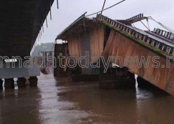 ಕಾರವಾರದ ಕೋಡಿಭಾಗ್ ನಲ್ಲಿ ಕಾಳಿ ನದಿಗೆ ಅಡ್ಡಲಾಗಿ ನಿರ್ಮಿಸಿರುವ 41 ವರ್ಷಗಳ ಹಳೆ ಸೇತುವೆ ಕುಸಿತ- ನದಿ ನೀರಿಗೆ ಬಿದ್ದ ಲಾರಿ, ತಮಿಳುನಾಡು ಮೂಲದ ಚಾಲಕನ ರಕ್ಷಣೆ