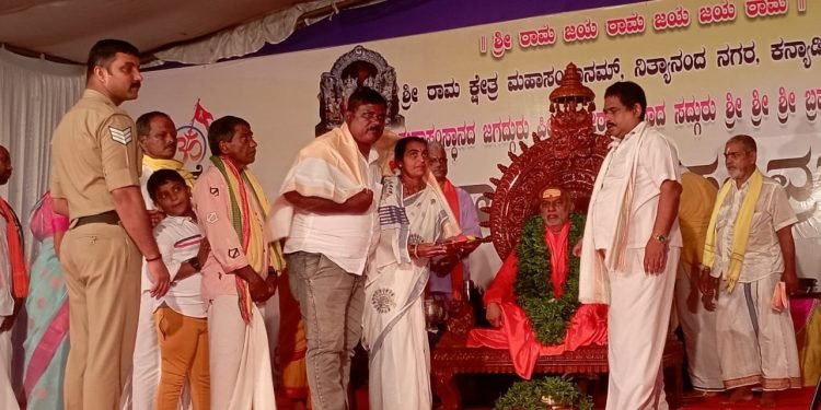 ಭಟ್ಕಳ ತಾಲೂಕಿನ ಕರಿಕಲ್ ಶ್ರೀ ರಾಮ ಧ್ಯಾನ ಮಂದಿರದಲ್ಲಿ ಚಾತುರ್ಮಾಸ್ಯ ವ್ರತಾಚಾರಣೆಯಲ್ಲಿರುವ ಶ್ರೀ ಶ್ರೀ ಶ್ರೀ ಬ್ರಹ್ಮಾನಂದ ಸರಸ್ವತಿ ಸ್ವಾಮೀಜಿಯವರನ್ನು ಬೇಟಿ ಮಾಡಿ ಶ್ರೀ ಗಳ ಆಶೀರ್ವಾದ ಪಡೆದ ಮುಂಡಳ್ಳಿ ಗ್ರಾಮ ಪಂಚಾಯತ ಅಧ್ಯಕ್ಷೆ ಶ್ರೀಮತಿ ಪದ್ಮಾ ವೆಂಕಟ್ರಮಣ ಮೊಗೇರ ದಂಪತಿಗಳು