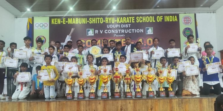 ಉಡುಪಿ ಜಿಲ್ಲೆಯ ಕಟಪಾಡಿಯ ಥoಡರ್ಸ್ ಗ್ರ್ಯಾಂಡ್ ಬೇಯ್ ಸಭಾಭವನದಲ್ಲಿ ಕೆನ್- ಇ -ಮಾಬುನಿ -ಶಿಟೋ -ರಿಯೋ -ಕರಾಟೆ ಸ್ಕೂಲ್ ಓಫ್ ಇಂಡಿಯಾದವರು ಆಯೋಜಿಸಿದ ಕರಾಟೆ ಸ್ಪರ್ಧೆಯಲ್ಲಿ ಭಟ್ಕಳದ ಯಿನ್ -ಯಾಂಗ್ ಇಂಟರ್ ನ್ಯಾಷನಲ್ ಮಾರ್ಷಲ್ ಆರ್ಟ್ಸ್ ಕರಾಟೆ ಡೊ -ಇಂಡಿಯಾ (ರಿ) ಕರಾಟೆ ಶಾಲೆಯ ವಿದ್ಯಾರ್ಥಿಗಳಿಗೆ ಪ್ರಶಸ್ತಿ