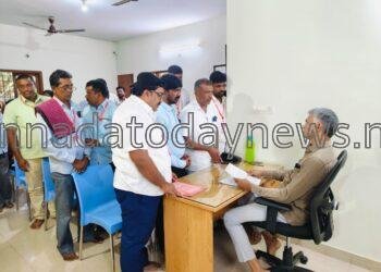 ಒಂದು ದಶಕದಿಂದ ಭಟ್ಕಳದ ಲ್ಲಿ ಬೀಡು ಬಿಟ್ಟಿರುವ ಸರ್ಕಾರಿ ನೌಕರರನ್ನು ವರ್ಗಾಯಿಸಿ ಎಂದು ಆಗ್ರಹಿಸಿ ರಾಜ್ಯ ಮಾಹಿತಿ ಹಕ್ಕು ಕಾಯ್ದೆ ಸಾಮಾಜಿಕ ಕಾರ್ಯಕರ್ತರ ವೇದಿಕೆ ವತಿಯಿಂದ ಕಂದಾಯ ಸಚಿವರಿಗೆ ಮನವಿ