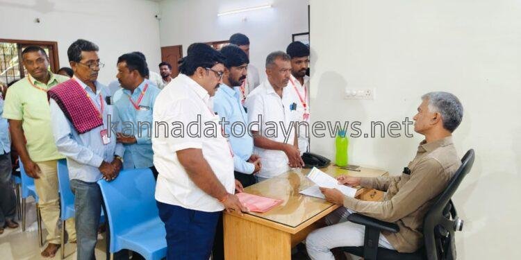 ಒಂದು ದಶಕದಿಂದ ಭಟ್ಕಳದ ಲ್ಲಿ ಬೀಡು ಬಿಟ್ಟಿರುವ ಸರ್ಕಾರಿ ನೌಕರರನ್ನು ವರ್ಗಾಯಿಸಿ ಎಂದು ಆಗ್ರಹಿಸಿ ರಾಜ್ಯ ಮಾಹಿತಿ ಹಕ್ಕು ಕಾಯ್ದೆ ಸಾಮಾಜಿಕ ಕಾರ್ಯಕರ್ತರ ವೇದಿಕೆ ವತಿಯಿಂದ ಕಂದಾಯ ಸಚಿವರಿಗೆ ಮನವಿ