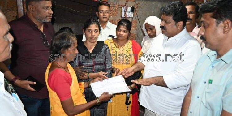 ಕುಮಟಾ ಅಘನಾಶಿನಿ ನದಿಯಲ್ಲಿ ಮೀನುಗಾರಿಕೆಗೆ ತೆರಳಿದಾಗ ಆಕಸ್ಮಿಕವಾಗಿ ನೀರಿನಲ್ಲಿ ಬಿದ್ದು ಮೃತ ಪಟ್ಟ  ವಿನೋದ್ ಶಂಕರ್ ಅಂಬಿಗ  ಅವರ ಮನೆಗೆ ಬೇಟಿ ನೀಡಿ 8 ಲಕ್ಷ ರೂಪಾಯಿ ಪರಿಹಾರದ  ಮಂಜೂರಾತಿ ಪತ್ರ ವಿತರಿಸಿದ ಮೀನುಗಾರಿಕೆ ಸಚಿವ ಮಂಕಾಳ. ಎಸ್ .ವೈದ್ಯ