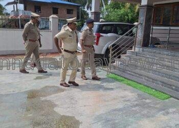 ಕಾರವಾರದ ಶ್ರೀಮಂತ ಉದ್ಯಮಿ ವಿನಾಯಕ ನಾಯ್ಕ ನ ಮಚ್ಚಿನಿಂದ ದುಷಕರ್ಮಿಗಳು ಕೊಚ್ಚಿ ಕೊಲೆ ಮಾಡಿದ ಸ್ಥಳಕ್ಕೆ ಬೇಟಿ ನೀಡಿ ಪರಿಶೀಲನೆ ನಡೆಸಿದ ಪಶ್ಚಿಮ ವಲಯ ಮಂಗಳೂರು ಪೊಲೀಸ್ ಉಪ ಮಹಾ ನಿರೀಕ್ಷಕರಾದ ಶ್ರೀ ಅಮಿತ್ ಸಿಂಗ್