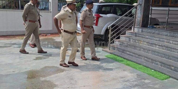 ಕಾರವಾರದ ಶ್ರೀಮಂತ ಉದ್ಯಮಿ ವಿನಾಯಕ ನಾಯ್ಕ ನ ಮಚ್ಚಿನಿಂದ ದುಷಕರ್ಮಿಗಳು ಕೊಚ್ಚಿ ಕೊಲೆ ಮಾಡಿದ ಸ್ಥಳಕ್ಕೆ ಬೇಟಿ ನೀಡಿ ಪರಿಶೀಲನೆ ನಡೆಸಿದ ಪಶ್ಚಿಮ ವಲಯ ಮಂಗಳೂರು ಪೊಲೀಸ್ ಉಪ ಮಹಾ ನಿರೀಕ್ಷಕರಾದ ಶ್ರೀ ಅಮಿತ್ ಸಿಂಗ್