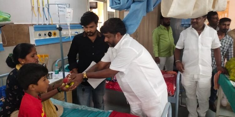 ನಿರಾಶ್ರಿತರ ಆಶ್ರಮಕ್ಕೆ ಉಪಹಾರ ಒದಗಿಸಿ ಮತ್ತು ಸರ್ಕಾರಿ ಆಸ್ಪತ್ರೆಯಲ್ಲಿ ಬಡರೋಗಿಗಳಿಗೆ ಹಣ್ಣುಗಳ ಹಂಪಲು ನೀಡುವುದರ ಮೂಲಕ ಕರ್ನಾಟಕ ರಣಧೀರರ ವೇದಿಕೆಯ ಸಂಸ್ಥಾಪಕ ರಾಜ್ಯಾಧ್ಯಕ್ಷರಾದ ಶಂಕರ್ ಗೌಡ್ರು.ಕೆ.ಆರ್ ರವರ ಹುಟ್ಟುಹಬ್ಬ ಆಚರಿಸಿದ ಅಭಿಮಾನಿಗಳು