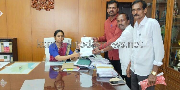 ಭಟ್ಕಳದ *ಜಾಲಿ ಪಟ್ಟಣ ಪಂಚಾಯತ್ ನ ಅನುದಾನ ಹಂಚಿಕೆಯಲ್ಲಿ 3 ಬಿಜೆಪಿ ಸದಸ್ಯರ ವಾರ್ಡ್ ಗೆ ತಾರತಮ್ಯ ಜಿಲ್ಲಾಧಿಕಾರಿ ಗೆ ದೂರು