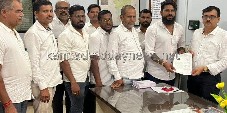 ಭಟ್ಕಳ ಟ್ಯಾಕ್ಸಿ ಚಾಲಕ ಮಾಲಕರ ಸಂಘದ ವತಿಯಿಂದ ಹೊನ್ನಾವರದ ಆರ್.ಟಿ.ಓ ಗೆ ಮನವಿ