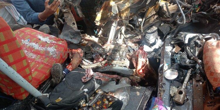 ರಾಯಚೂರು ಜಿಲ್ಲೆಯ ಮಾನ್ವಿ ತಾಲೂಕಿನಲ್ಲಿ ಖಾಸಗಿ ಶಾಲಾ ಬಸ್ ಮತ್ತು ಸರ್ಕಾರಿ ಬಸ್ ನಡುವೆ ಭೀಕರ ಅಪಘಾತ -ಇಬ್ಬರು ವಿದ್ಯಾರ್ಥಿಗಳು ಸಾವು, 40ಕ್ಕೂ ಹೆಚ್ಚು ವಿದ್ಯಾರ್ಥಿಗಳಿಗೆ ಗಂಭೀರ ಗಾಯ