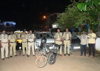 ಮುರುಡೇಶ್ವರದ ಬಸ್ತಿಯ ಬಾಕಡಕೇರಿ ರೈಲ್ವೆ ಟ್ರಾಕ್ ಹತ್ತಿರ ಕೋಳಿ ಅಂಕದ (ಕೋಳಿಪಡೆ)ಮೇಲೆ ಪೊಲೀಸರ ದಾಳಿ- 2 ಕಾರು, 2 ಬೈಕ್,1ಆಟೋ ರಿಕ್ಷಾ ಮತ್ತು 3 ಕೋಳಿ ಹುಂಜ ವಶ