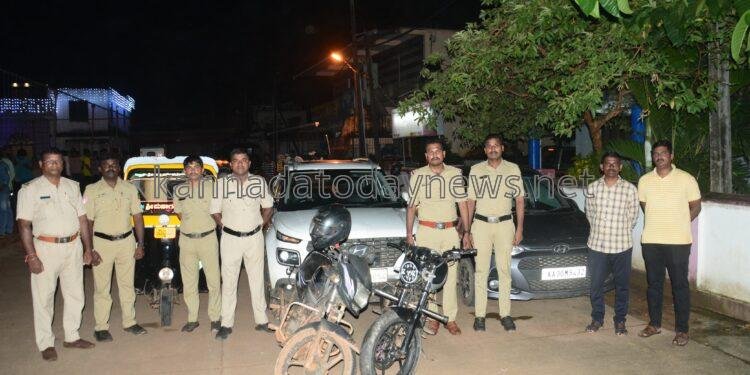 ಮುರುಡೇಶ್ವರದ ಬಸ್ತಿಯ ಬಾಕಡಕೇರಿ ರೈಲ್ವೆ ಟ್ರಾಕ್ ಹತ್ತಿರ ಕೋಳಿ ಅಂಕದ (ಕೋಳಿಪಡೆ)ಮೇಲೆ ಪೊಲೀಸರ ದಾಳಿ- 2 ಕಾರು, 2 ಬೈಕ್,1ಆಟೋ ರಿಕ್ಷಾ ಮತ್ತು 3 ಕೋಳಿ ಹುಂಜ ವಶ